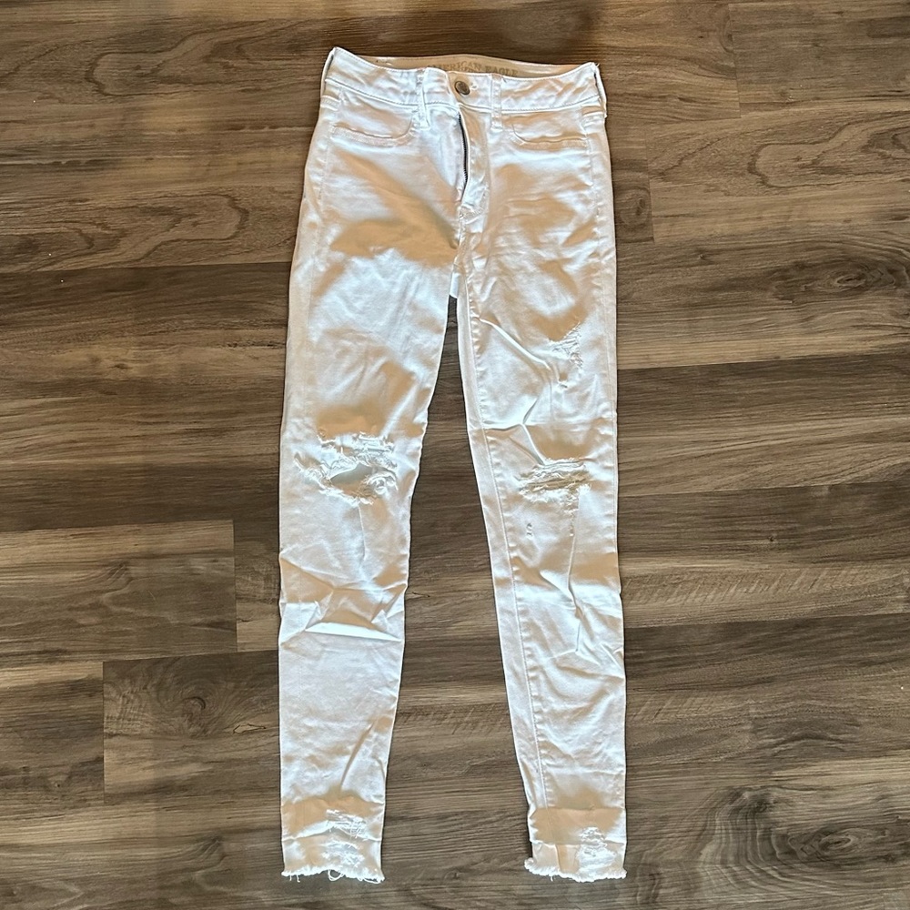 AE WHITE DISTRESSED JEANS SIZE 2 REGULAR